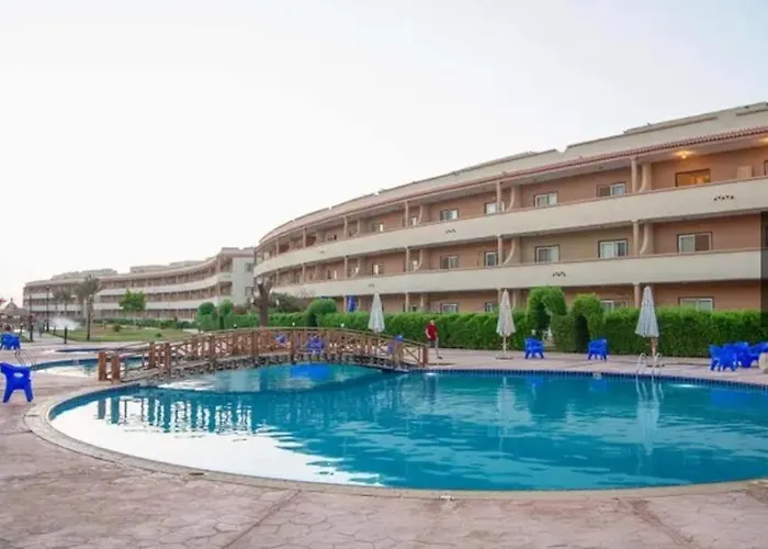 مجهز 6 افراد قرية الحياة بالعين السخنه Apartment *